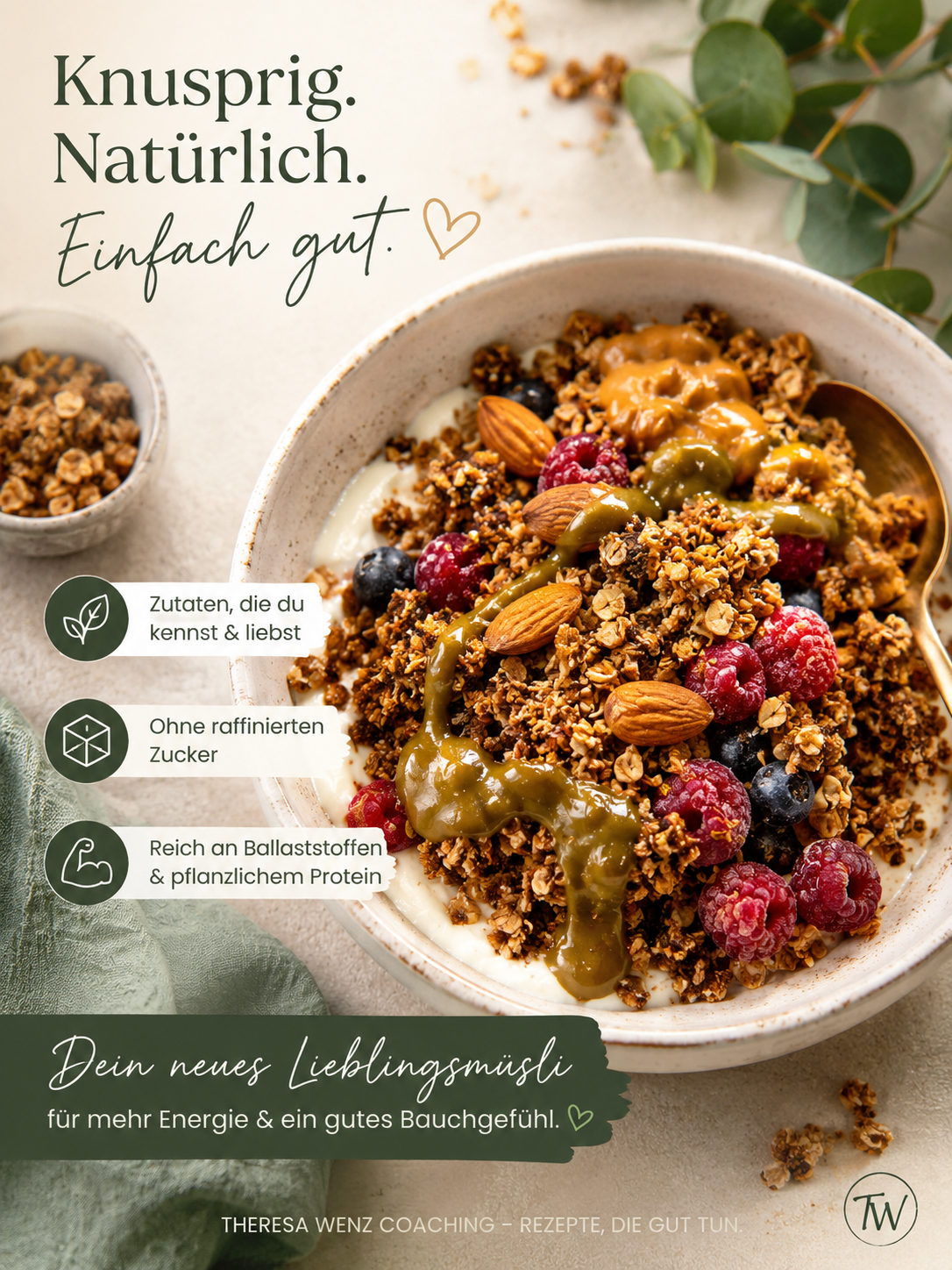 Knuspriges Homemade Granola mit Mandeln, Beeren und Joghurt in einer hellen Schüssel